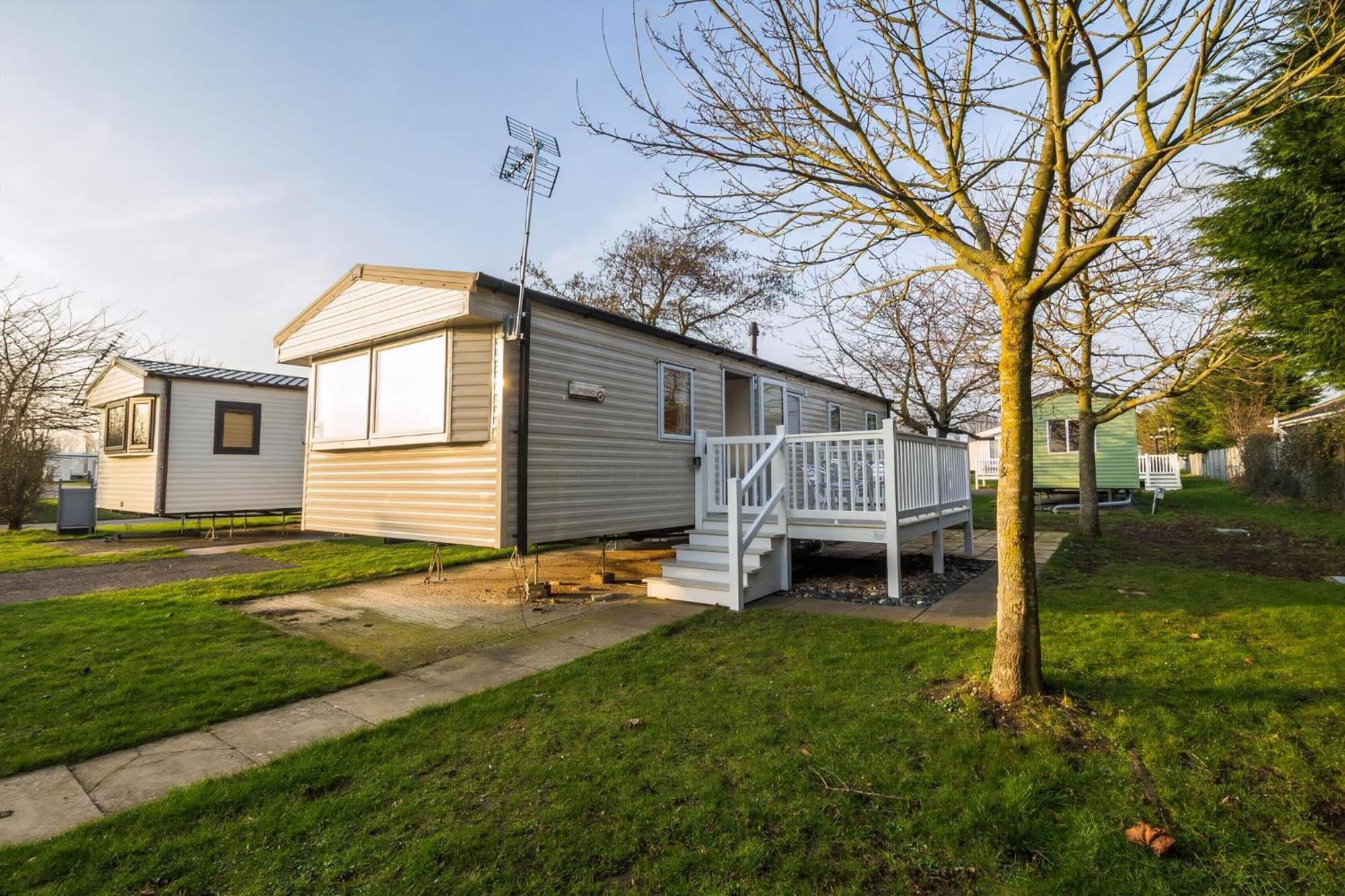 Caravan With Decking At Highfield Grange In Essex Ref 26452ba * Clacton-on-Sea